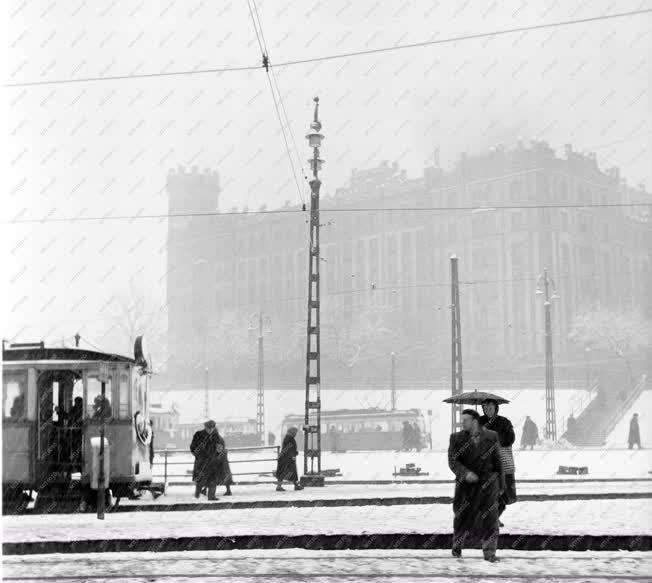 Városkép - Járókelők a havas Moszkva téren