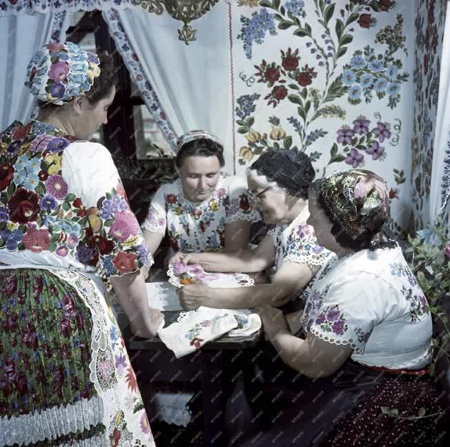Folklór - Kalocsai hímzőnők