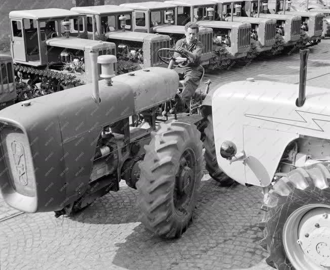 Járműipar - D-4-K traktorok a Vörös Csillag traktorgyárból