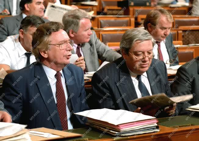 Belpolitika - Rendkívüli parlamenti ülésszak 
