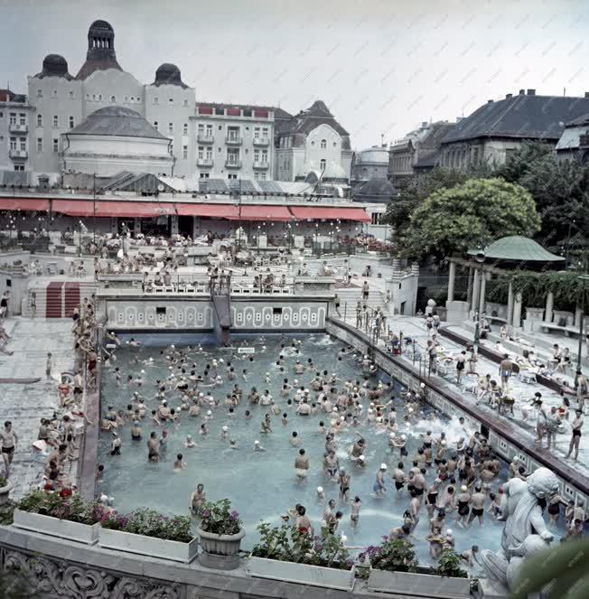 Szabadidő - Strandolók a Gellért fürdőben