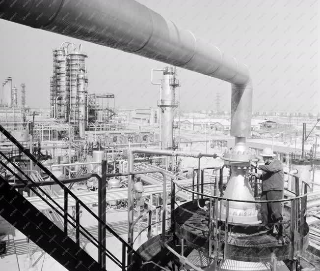 Ipar - Energia - A százhalombattai olajfinomító