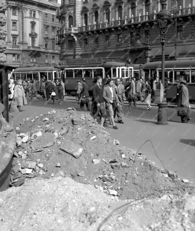 Városok - Budapest - Szemét a Nemzeti Színház előtt