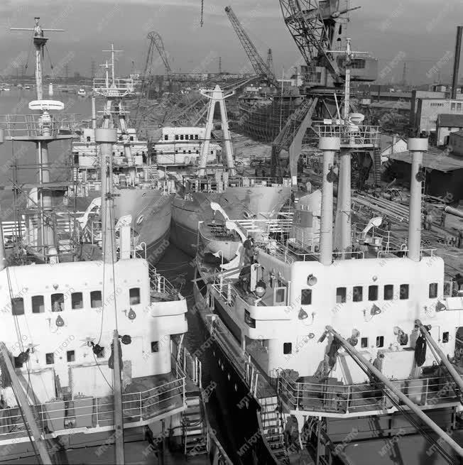 A szerző válogatása - 1200 tonnás hajó szovjet exportra