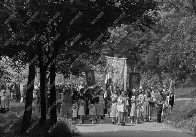 A szerző válogatása - Búcsú Máriabesnyőn