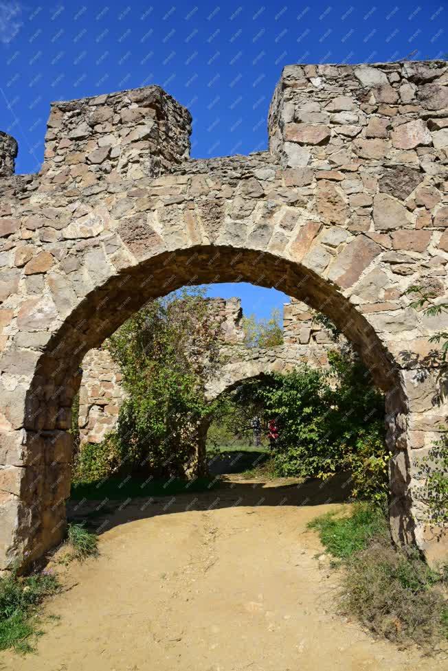 Tájkép - Kultúra - Az egri vár másolata a Pilisben