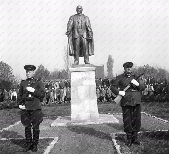 Évforduló - Ünnepség a Lenin-szobornál Cegléden