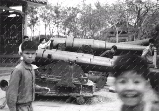 Vietnami képek - Saigon - Ágyúk körül játszó gyerekek
