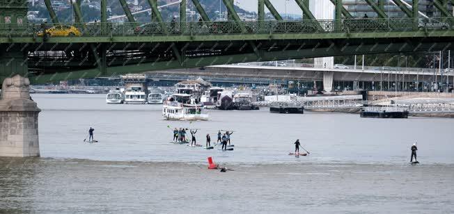 Vízisport - Budapest - Állva evezősök a Dunán (SUP)