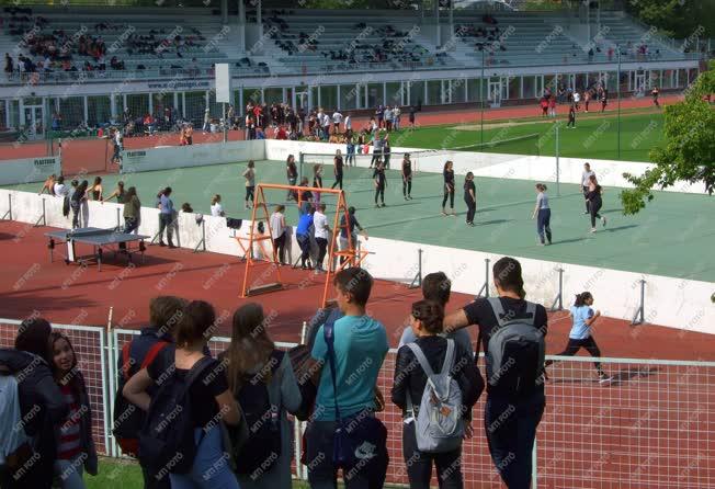 Életkép - Budapest - Sportoló fiatalok a Margitszigeten