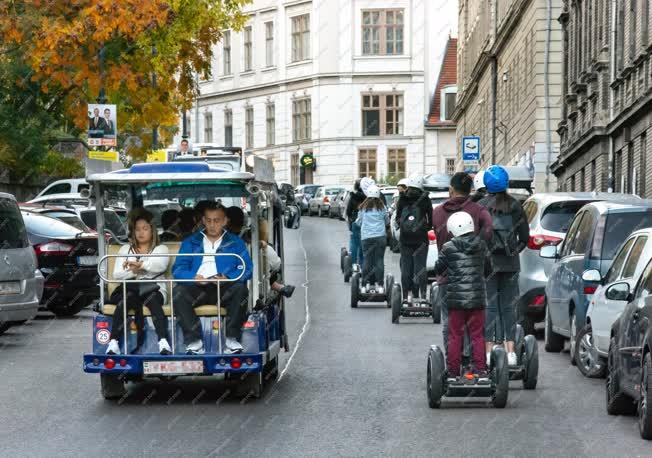 Turizmus - Budapest - Turisták segwayen