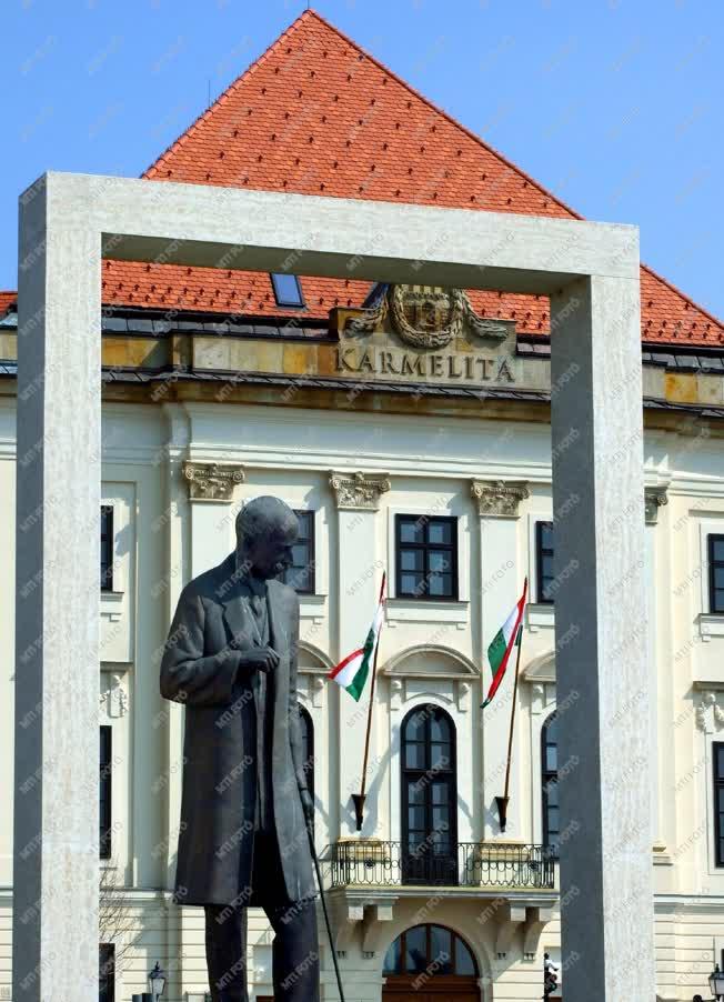Köztéri szobor - Budapest - Bethlen István a Kármelita kolostornál