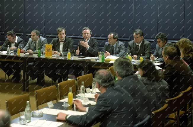 Gazdaság - Szűrös Mátyás a VOSZ elnökségi ülésén