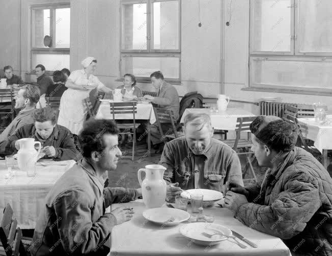 Ipar - Ebéd a Sztálin Vasműben