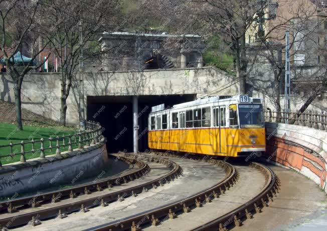 Közösségi közlekedés - Villamos a Clark Ádám téren