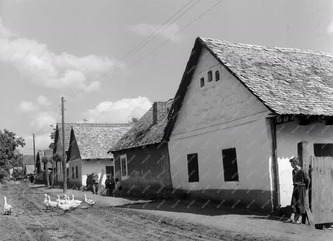 Életkép - Játszó gyerekek a palóc ház előtt