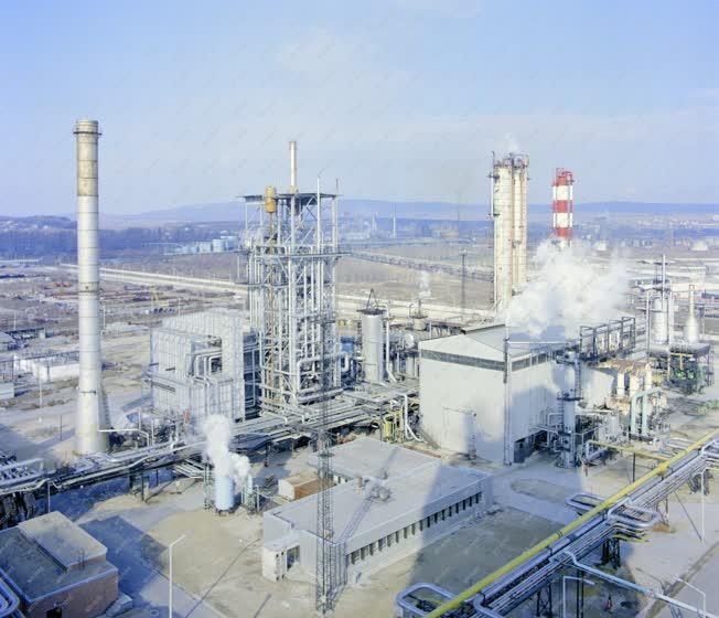 Ipar - Ipari létesítmény - Gyárépület - A Péti Nitrogénművek