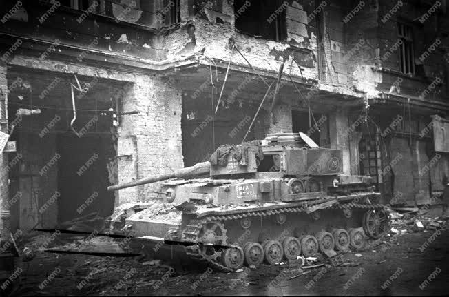 Történelem - Háború - Romos Budapest - Német harckocsi