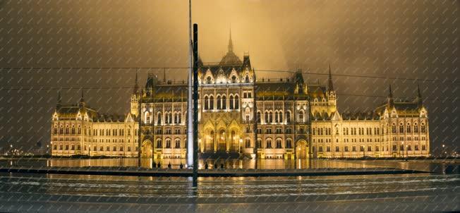 Épület - Budapest - A Parlament esti kivilágításban