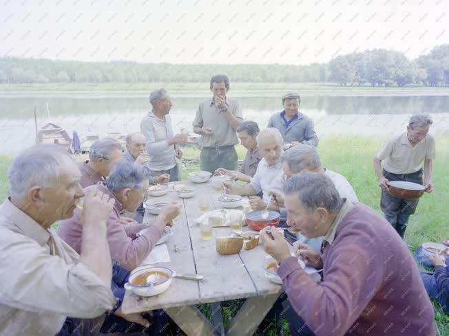Életkép - Ebédelnek a Duna parton