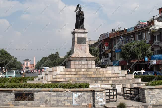 Nepál - Katmandu - Mahendra szobra