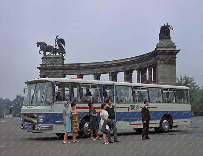 Közlekedés - Ikarus-Volvo autóbusz a Hősök terén