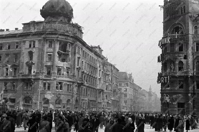 Történelem - 1956-os forradalom és szabadságharc - Budapesti utcakép
