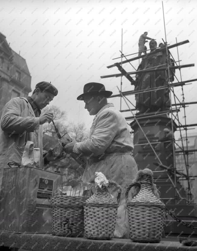 Takarítás - Tisztítják a fővárosi szobrokat