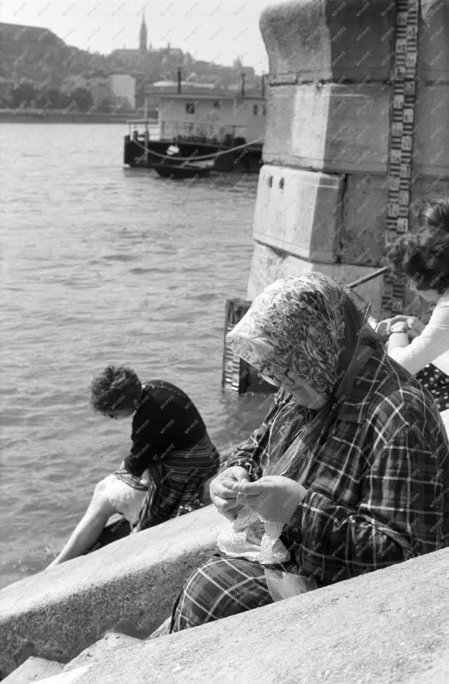 Életkép -  Emberek pihennek a Dunapart lépcsőjén