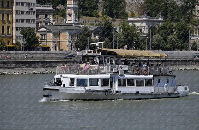 Vízi közlekedés - Budapest - Menetrendszerű BKK hajó