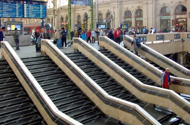 Közlekedés - Budapest - Utasok a Keleti pályaudvaron