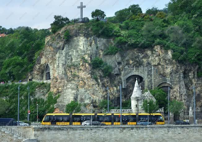 Városkép - Budapest - Villamos a gellérthegyi sziklatemplomnál
