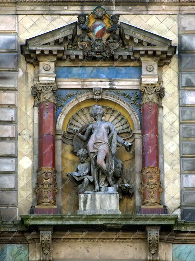 Műalkotás - Budapest - A Mai Manó Ház homlokzati szobordísze