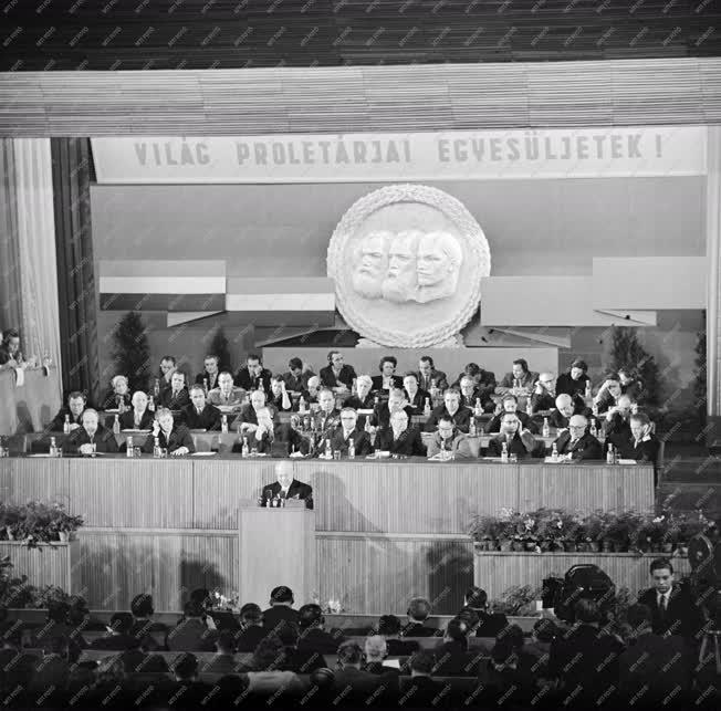 Külkapcsolat - Tanácskozás - Az MSZMP VII. kongresszusa