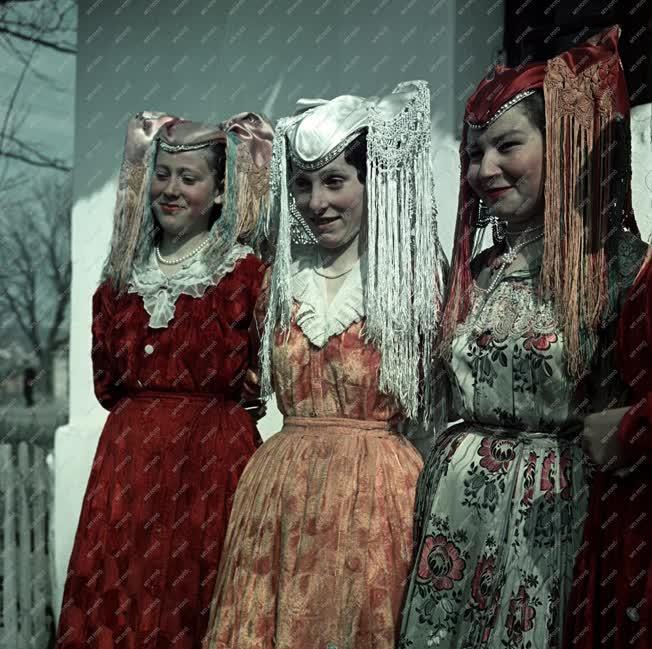 Kultúra - Népviseletbe öltözött őrhalmi palóc asszonyok