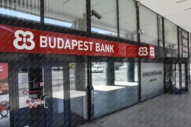 Pénzügy - Budapest Bank fiók a fővárosban a Blaha Lujza térnél