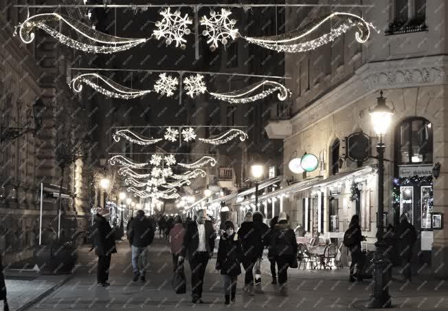 Városkép - Budapest - Karácsonyi fényekkel feldíszített Váci utca