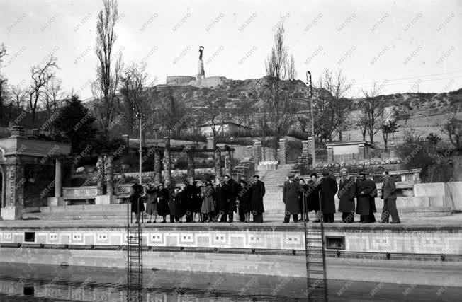 Városok - Budapesten a grúz tánccsoport