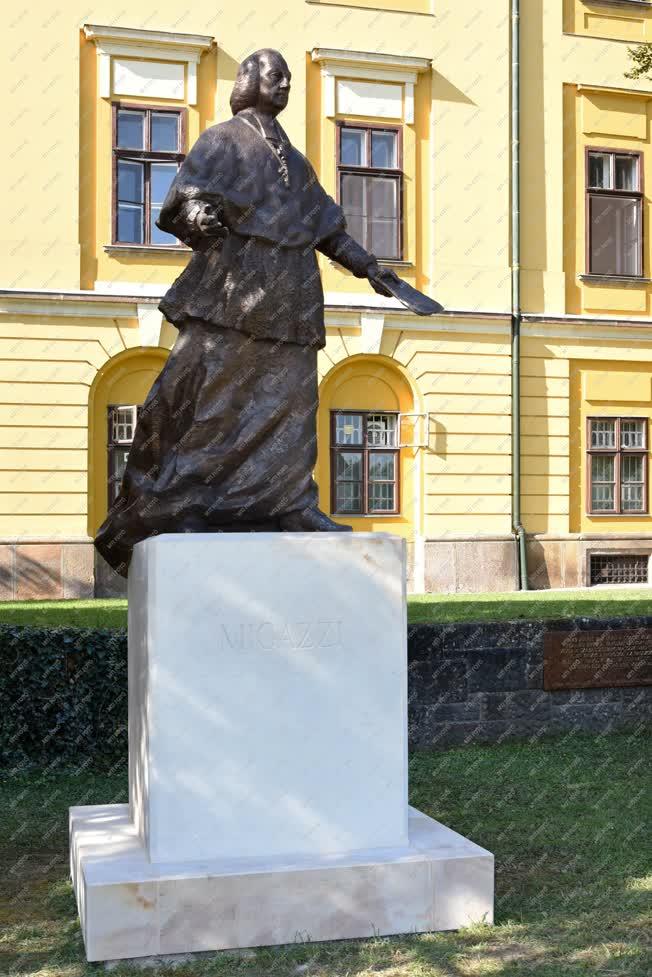 Városkép - Vác - Migazzi Kristóf bíboros szobor