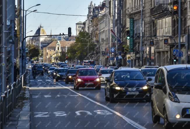 Közlekedés - Budapest - Forgalom a Kossuth Lajos utcában