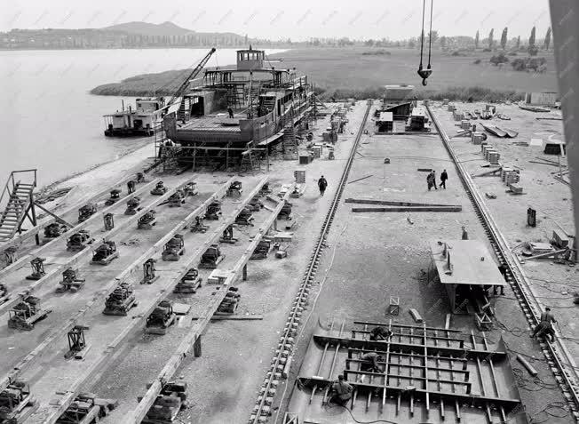 Ipar - Hajógyártás - Épül a Komp IV.