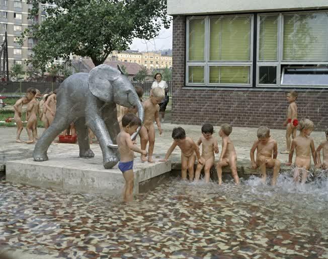 Oktatás - Kultúra - Elefánt szobor a lágymányosi óvoda parkjában