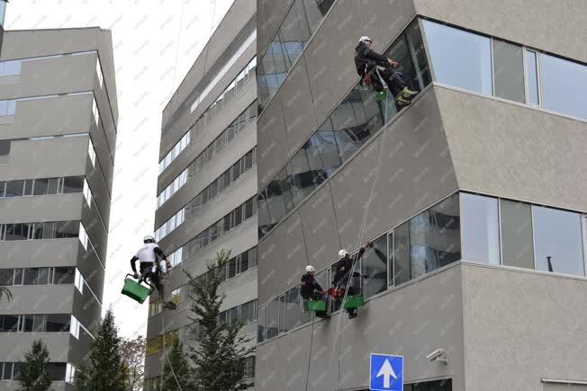 Munka - Budapest - Alpintechnikával dolgoznak az ablaktisztítók