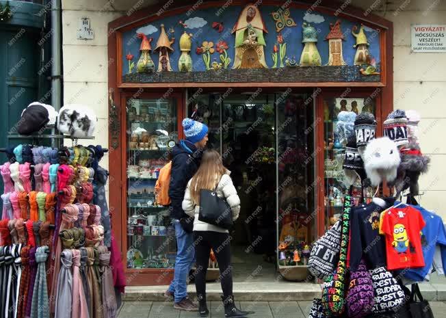 Idegenforgalom - Budapest - Turisták egy Váci utcai butiknál