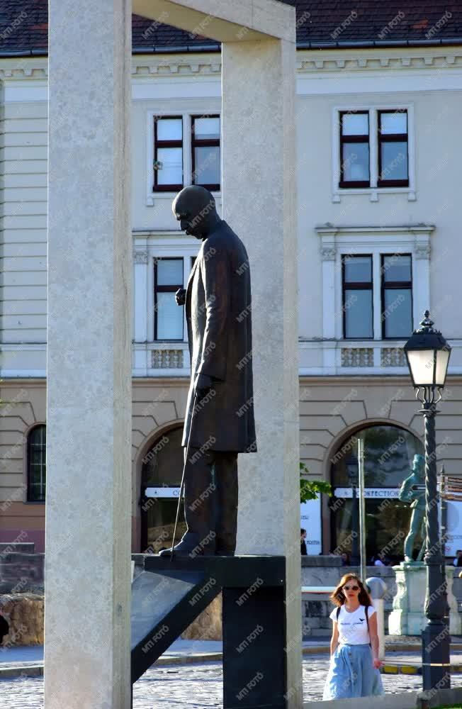 Köztéri szobor - Budapest - Gróf Bethlen Istvén szobra a Várban