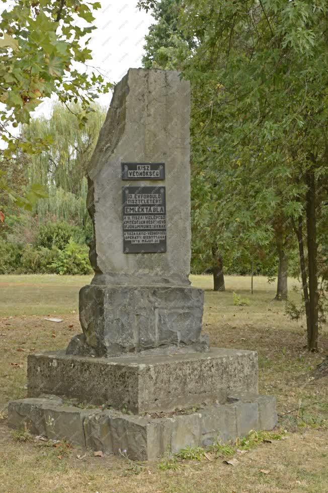 Emlékmű - Kisköre - A KISZ Védnökség emlékműve