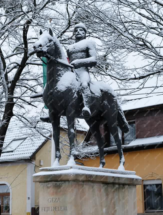 Köztéri szobor - Verőce - Géza fejedelem lovas szobra