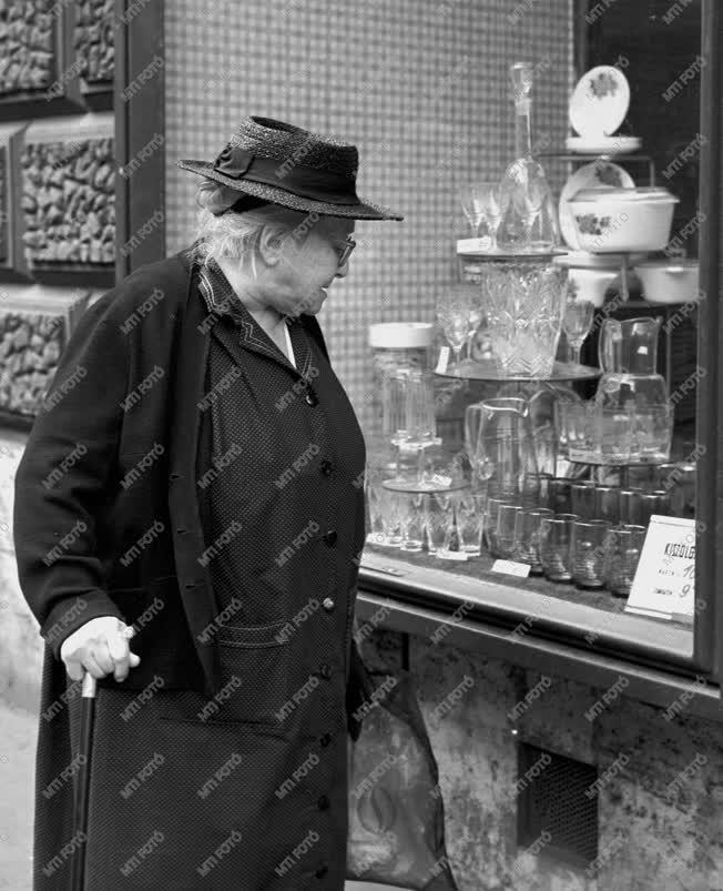 Szabadidő - Idős asszony kirakatot néz