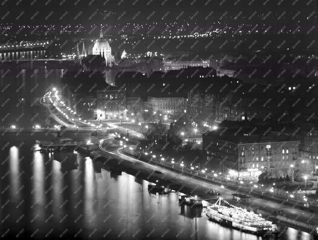 Városkép - Budapesti panoráma esti kivilágításban
