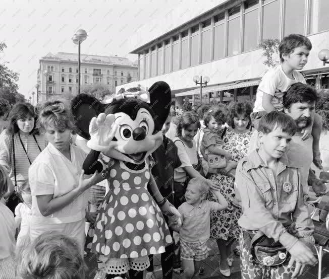 Életkép - Mini Disneyland a Duna-korzón